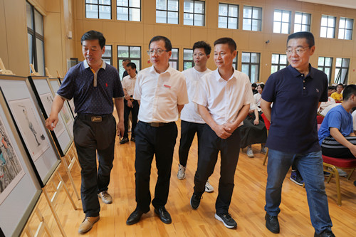 与会嘉宾观看民俗体育百图_副本.jpg